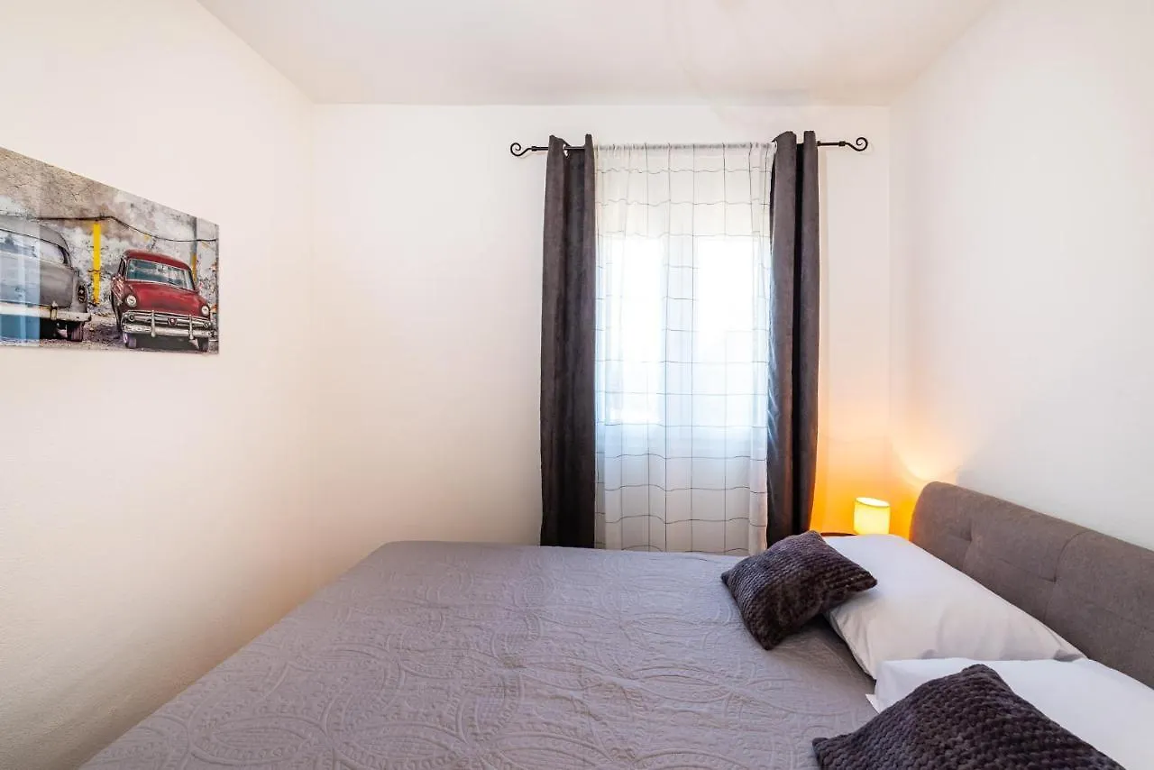 Apartman Miss Pridraga Apartment